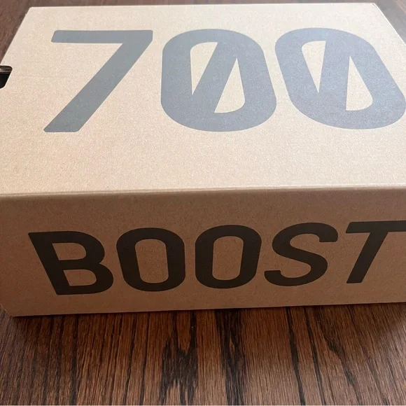 Adidas Yeezy Boost 700 sz 4 men 5 women new - Picture 3 of 10